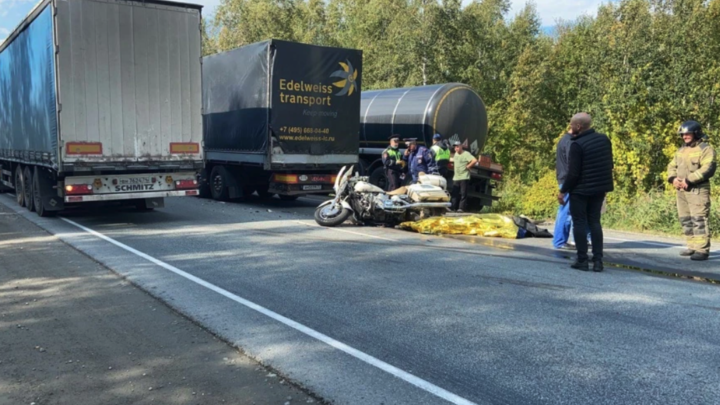 На трассе М5 в Челябинской области в тройном ДТП погиб мотоциклист
