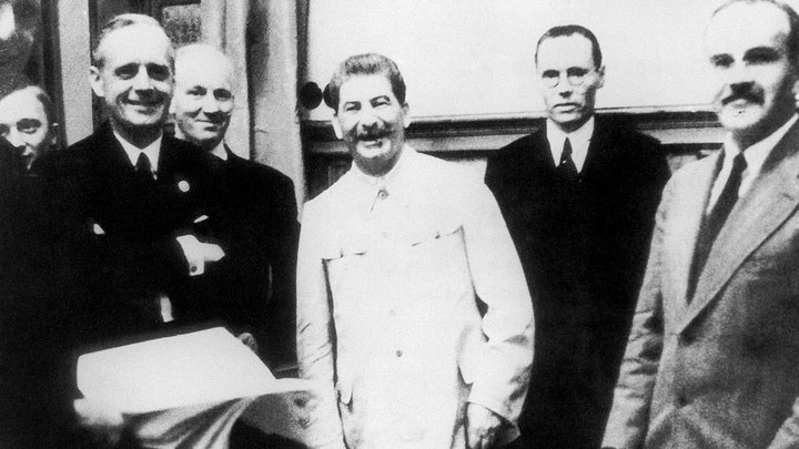 Как Сталин превратил врагов в союзников благодаря пакту с Гитлером