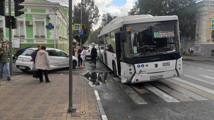 В Ростове переполненный автобус с 80 пассажирами попал в ДТП 13 сентября