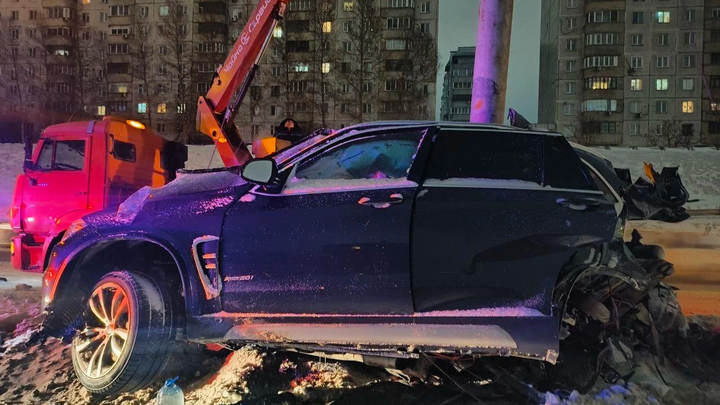 BMW X5 врезалась в столб в центре Новосибирска: погиб пассажир иномарки
