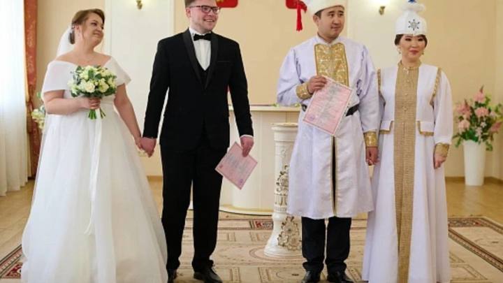 Участники ВМФ в Сочи сочетались узами брака