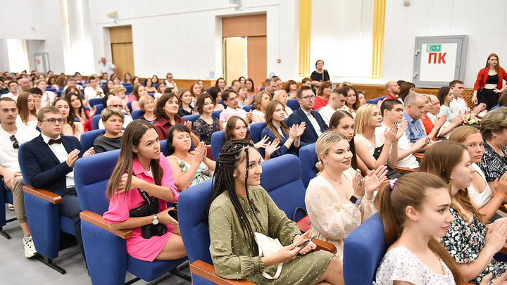 Выпускникам факультета журналистики КубГУ вручили дипломы