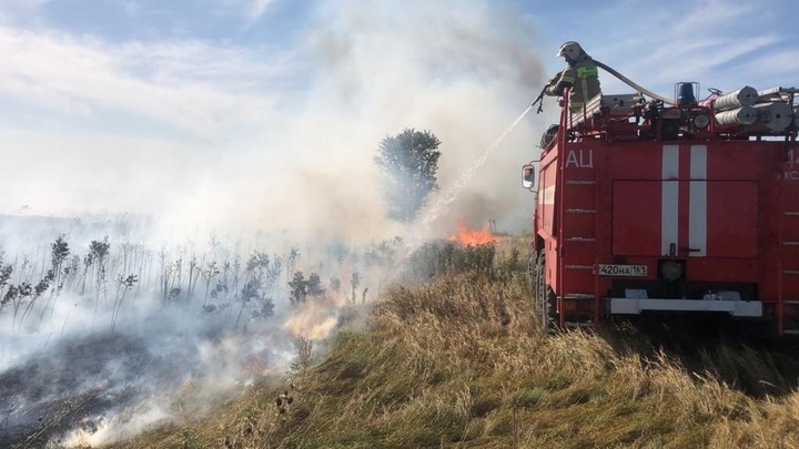 В Ростовской области ландшафтный пожар перекинулся на дома. Эвакуирован целый хутор