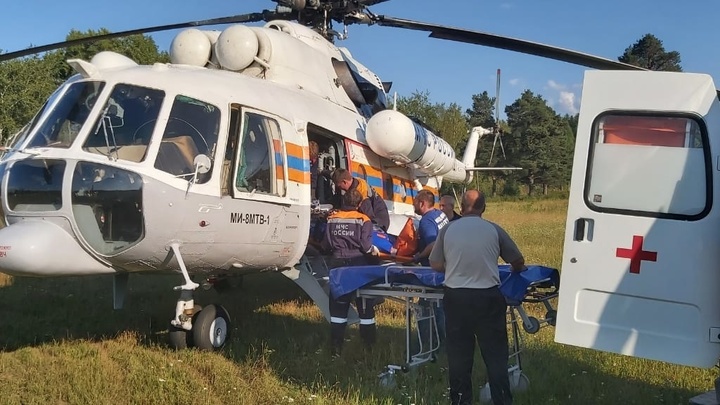 На Северном Урале сотрудники МЧС спасли тяжело больную женщину-манси