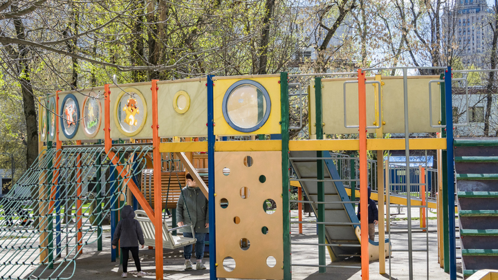 В Одинцово на разваливающейся детской площадке пострадала девочка