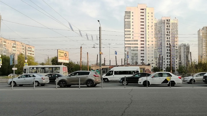 В Челябинске на трёх улицах устанавливают тросовые ограждения