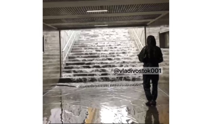 Подземные переходы во Владивостоке атакуют мощные потоки воды
