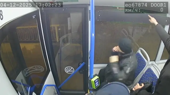 Людей засыпало осколками: автобус в Челябинске забросали камнями