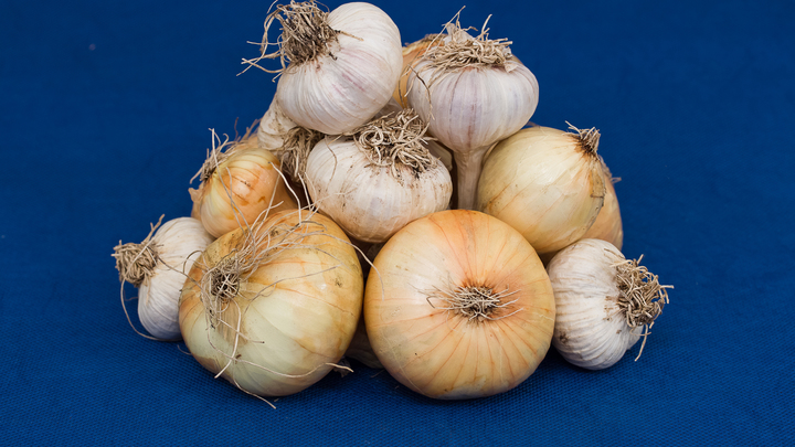 Онколог назвала две причины отказаться от лука и чеснока