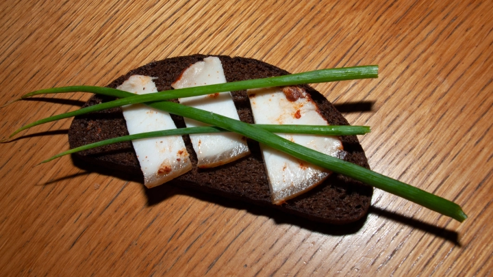 Нашли крайнего: официант был вынужден уволиться из московского ресторана после скандала с салом