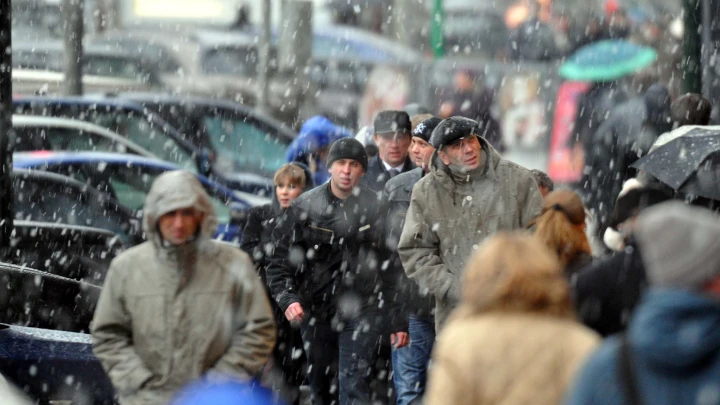 Погода преподнесла сюрприз. В России – первый снег. Занесло как зимой