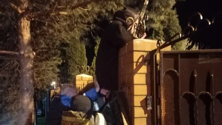 В Подмосковье пенсионер лез через забор своего дома и проткнул живот