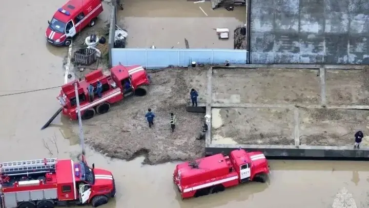 Вода поднялась за 10 минут: житель Махачкалы рассказал о наводнении. Какова обстановка в Дагестане?