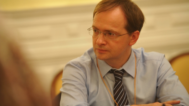 Потом подотрутся этой бумагой: Депутат Госдумы предупредил Мединского о сделке с Украиной