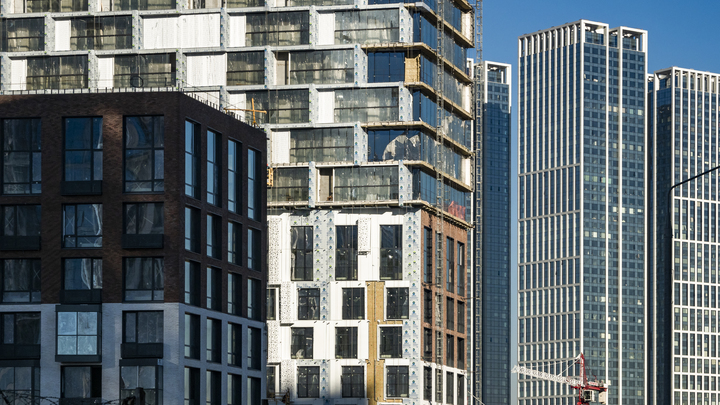 В Ростове 20-летняя девушка погибла после падения из окна многоэтажки