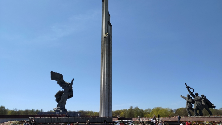 Памятник Освободителям Риги лишил должностей двух латвийских министров