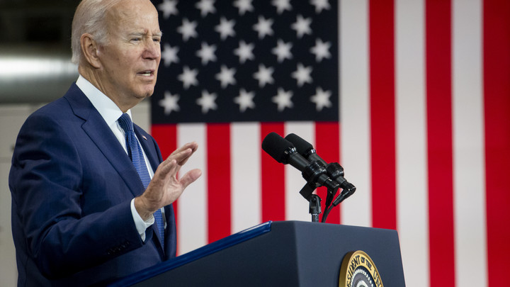 После скандала с купанием с дочерью Байден напугал подростка важной вещью