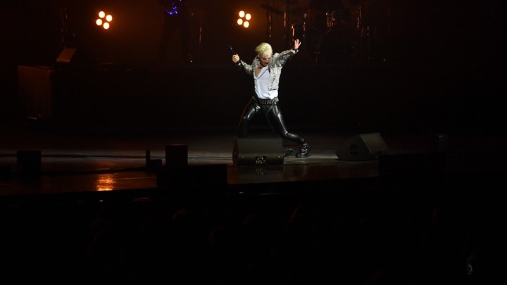 Огласите весь список, пожалуйста: Кто из звёзд отвернулся от SHAMAN на сцене Песни года