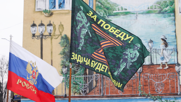 Разбил копилку: флаг с автографами бойцов получил ярославский школьник в ответ на посылку с печеньем