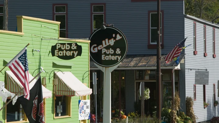 Американец двери даже ночью не запирает. А русских издевательски спрашивает: Вы кого боитесь?