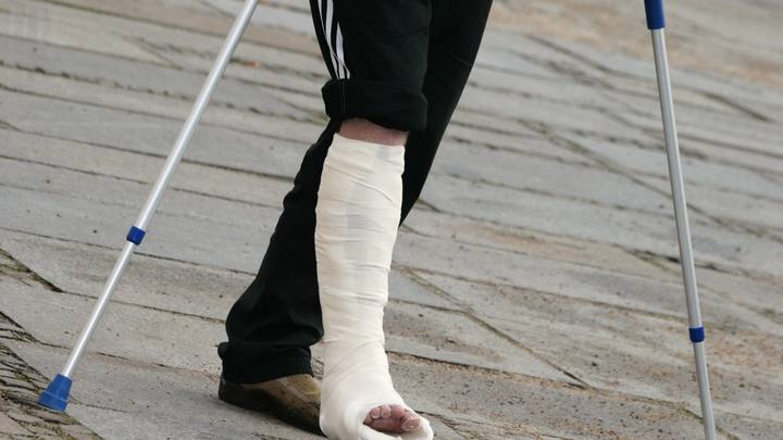 Военкомы сломали ногу мужчине в Полтавской области на Украине