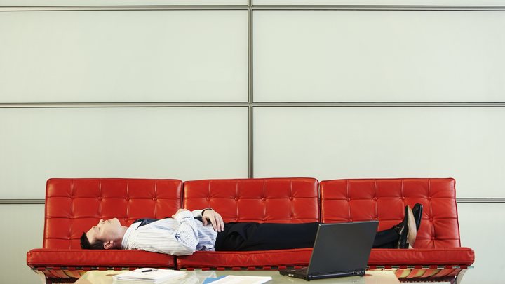 Кардиолог назвала позу во сне, указывающую на болезнь сердца