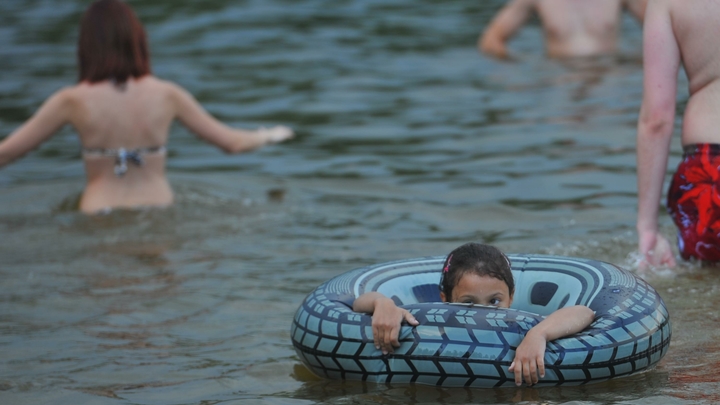Жители Екатеринбурга массово пожаловались на зуд после купания в Шарташе