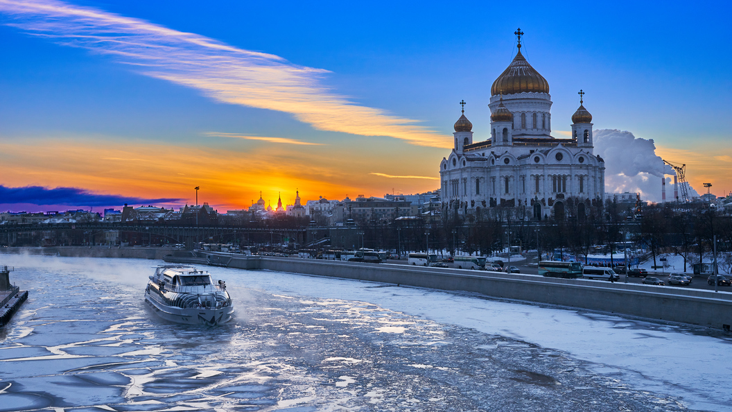 Храм Христа Спасителя в Москве снегопад