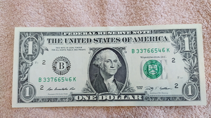 В Новосибирске продают два доллара США за 4 миллиона рублей
