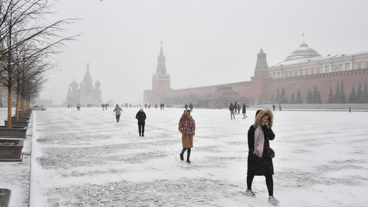 Москвичам пообещали небольшой снег и гололедицу в воскресенье
