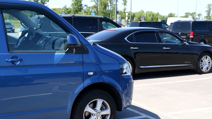 В Екатеринбурге водители и их пассажиры устроили массовую драку посреди дороги