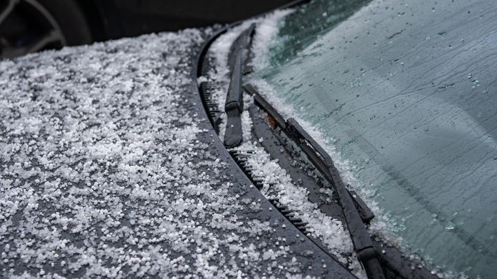 А тут в июле снег пошёл… Казань накрыла мощная гроза с градом. Объявлено штормовое предупреждение