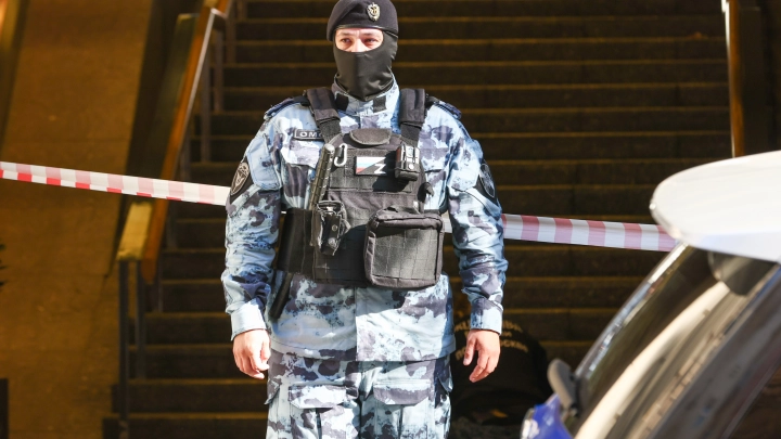 Ночная облава Хакамады: гости вечеринки в панике избавлялись от пакетов с запрещенной