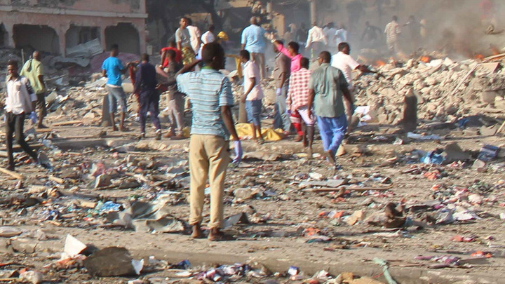 Взрывы у министерства в Сомали: Число жертв выросло до 100 человек