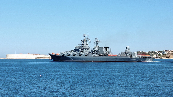 Опубликованы кадры тонущего после пожара крейсера Москва