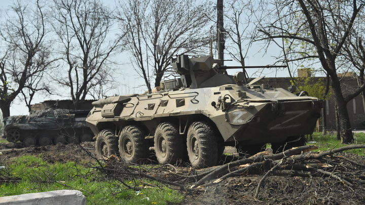 Опубликованы кадры встречного боя русского и украинского БТР в Курской области