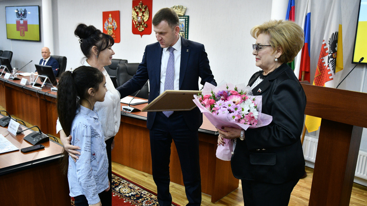 Мэр Краснодара наградил 10-летнюю школьницу за уборку мусора вокруг остановки