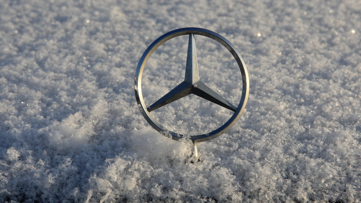Двоица из Mercedes устроила разборки на Петроградской – ненависть вымещали на водителе автобуса
