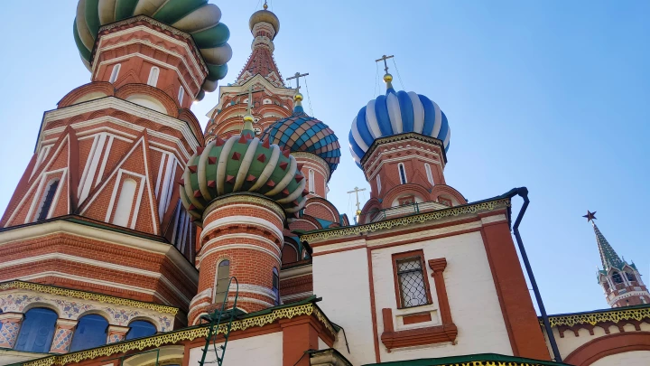 И как это понимать!?: Митрополит Леонид возмутился изображению храма Василия Блаженного с полумесяцами