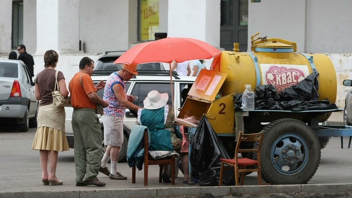 Врачи рассказали, чем полезен и кому вреден самый летний напиток квас