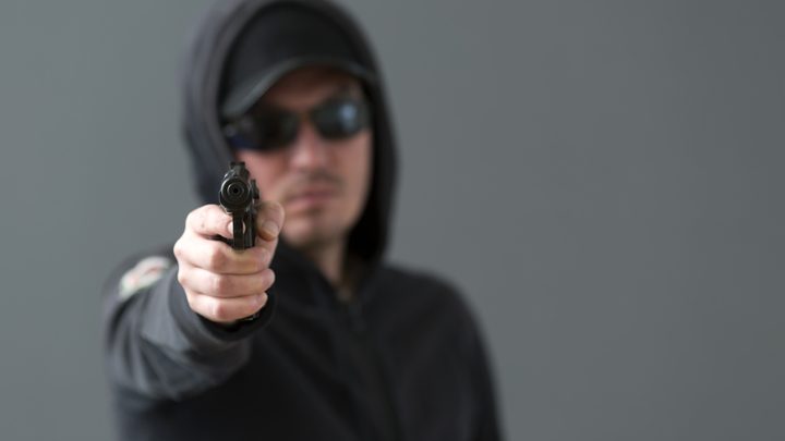 Убийство и ограбление в прямом эфире. Ведущего застрелили на глазах у сотен зрителей