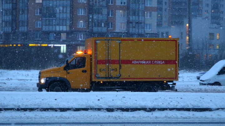 Из-за прорыва машины провалились под асфальт на Бассейной в Петербурге: что случилось