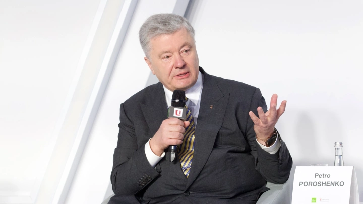 Белый дым средь бела дня: В Киеве загорелась фабрика Порошенко*