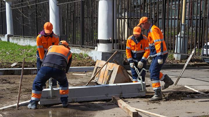 Новосибирцы возмутились из-за поломанных новых бордюров на Волочаевской