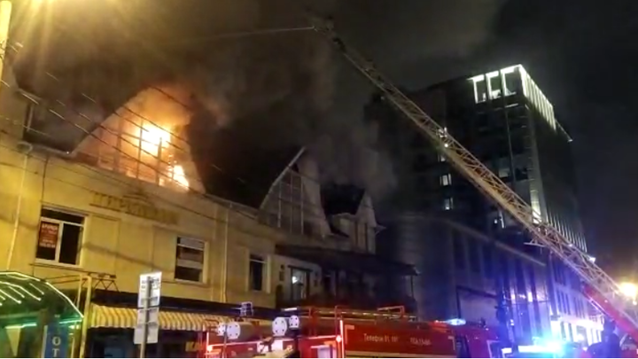 В Краснодаре тушат крупный пожар в известной гостинице