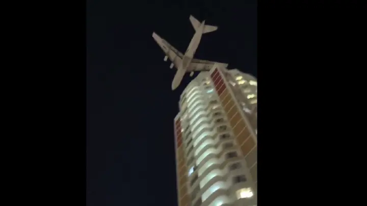 Грузовой самолёт едва не задел многоэтажки в Новой Москве