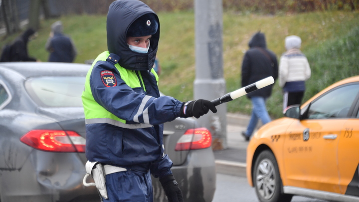 В Екатеринбурге легковушка вылетела на газон привокзальной площади у аэропорта Кольцово