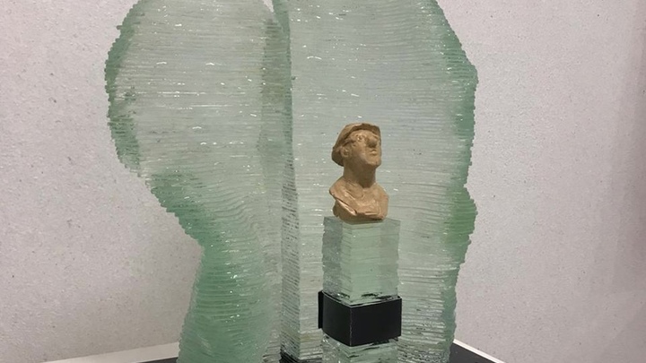 Он из картона? В Тольятти памятник Пальмиро Тольятти сломали раньше, чем открыли