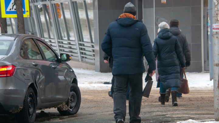 Тонированный Гелендваген уличили в регулярной парковке на тротуаре в центре Екатеринбурга