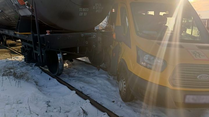 Во Владимирской области поезд врезался в школьный микроавтобус
